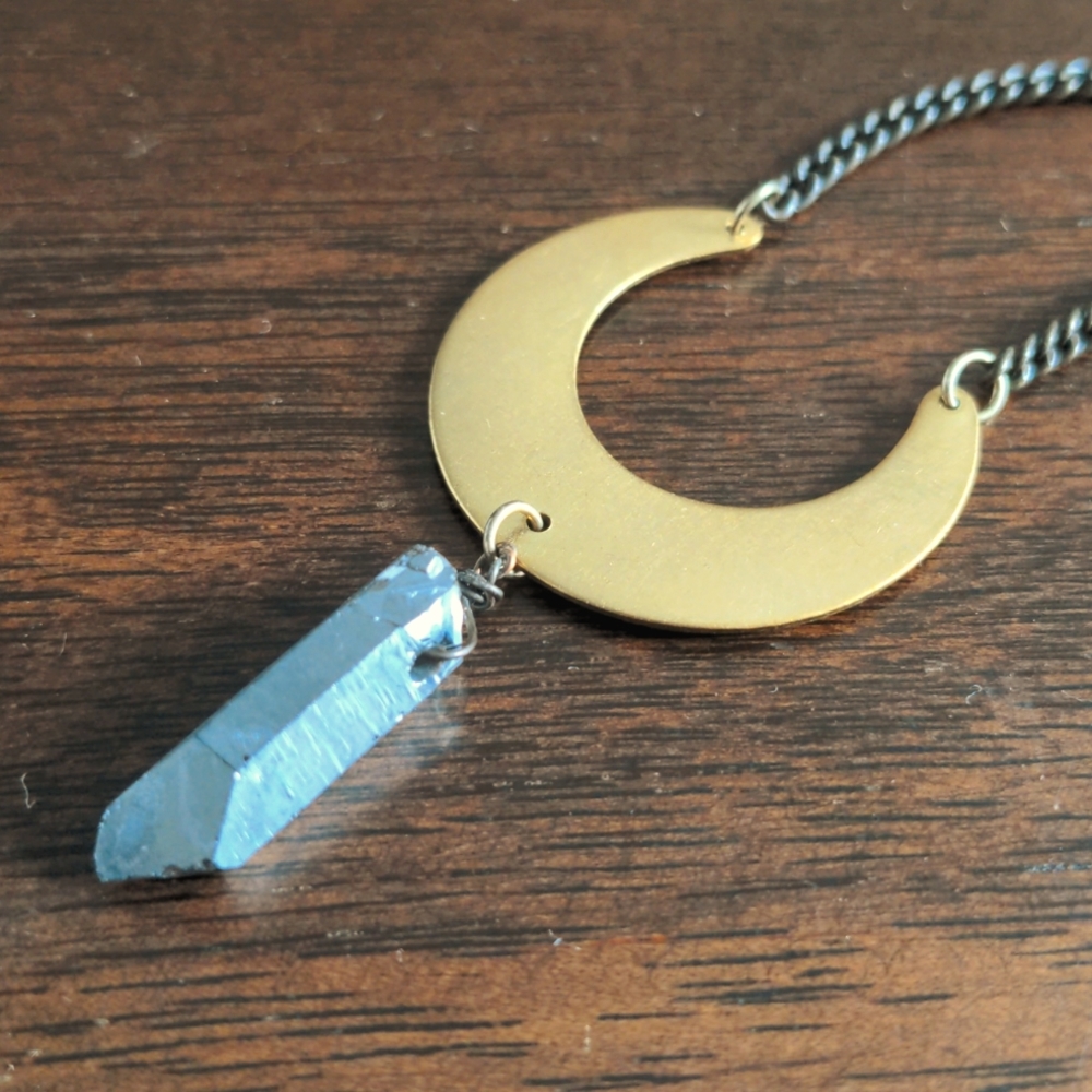 ♥️ NIB Crescent moon and gemstone gold metallic long necklace